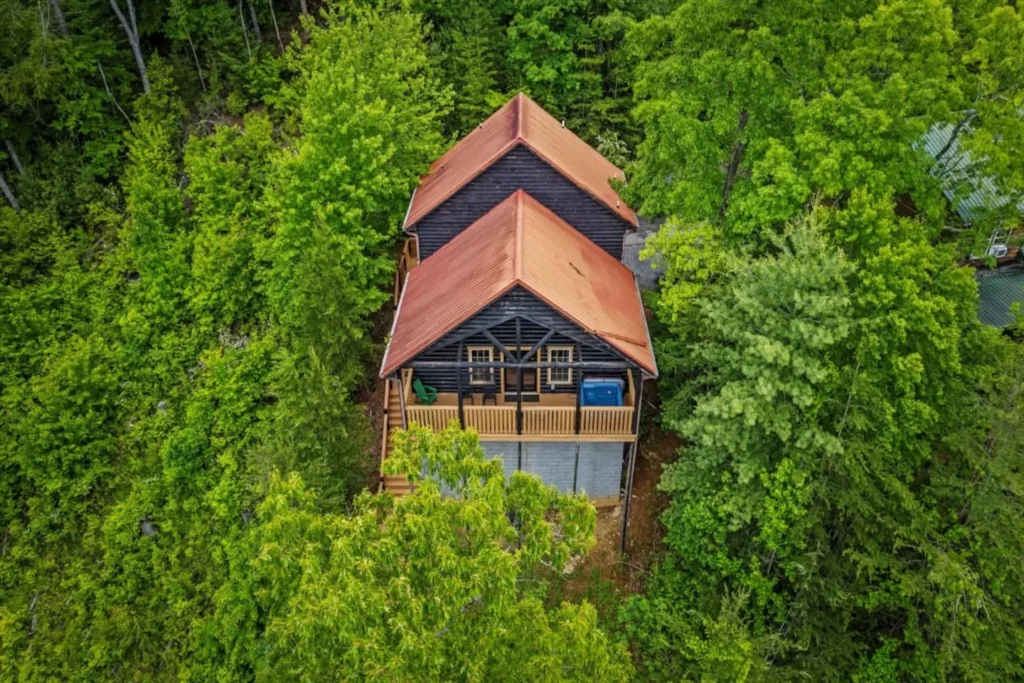 Pigeon Perch: Pigeon Forge Cabin Near Parkway with Hot Tub & Arcade